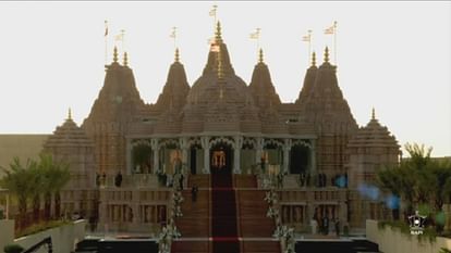 अबू धाबी: UAE के पहले हिंदू मंदिर का PM मोदी ने किया उद्घाटन, गर्भगृह में संतों के साथ की पूजा; देखें तस्वीरें Prime Minister Narendra Modi inaugurated BAPS first Hindu temple in Abu Dhabi