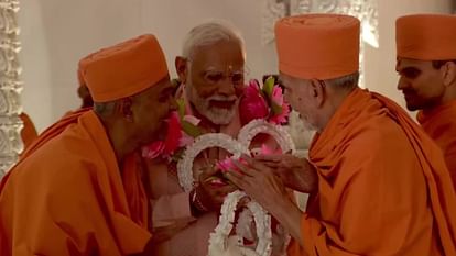 अबू धाबी: UAE के पहले हिंदू मंदिर का PM मोदी ने किया उद्घाटन, गर्भगृह में संतों के साथ की पूजा; देखें तस्वीरें Prime Minister Narendra Modi inaugurated BAPS first Hindu temple in Abu Dhabi