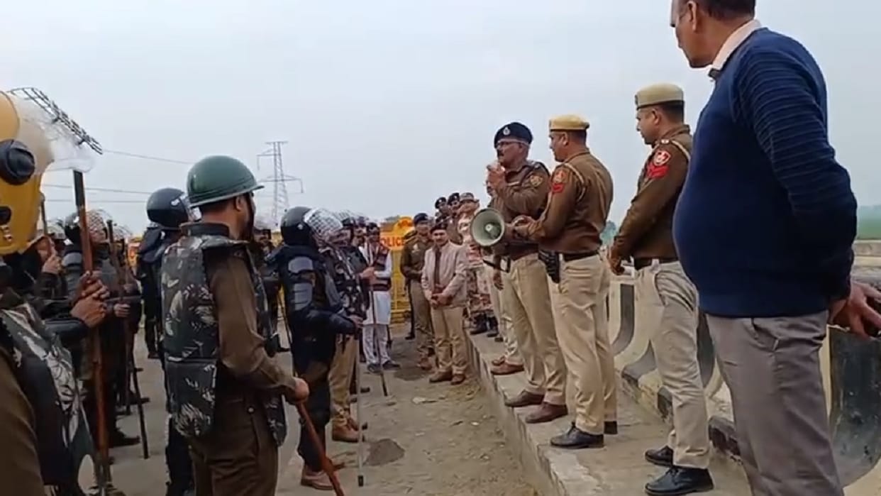 Instructions from police officer in Kaithal, Not to hit farmers with sticks