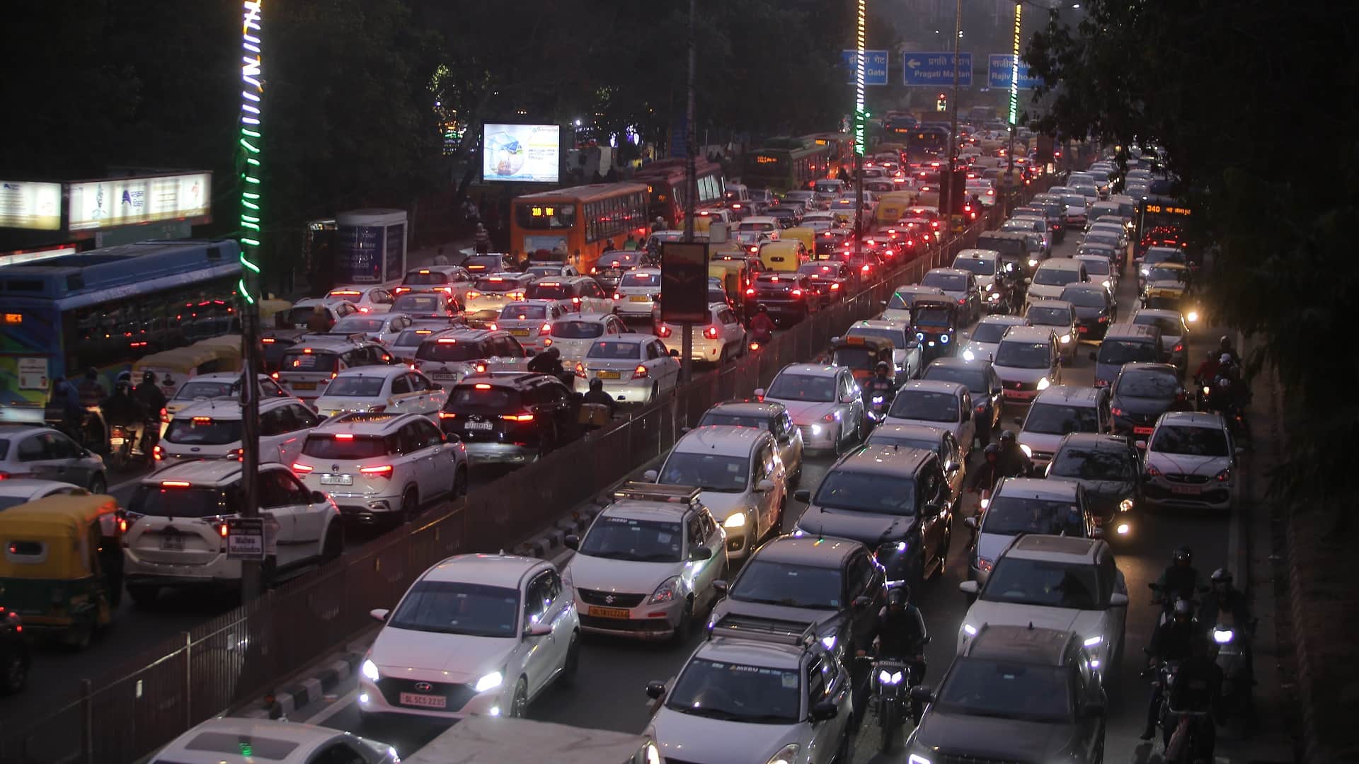 Due To Farmer Protest All Borders Of Delhi Sealed People Getting Stuck On Roads For Four To Six Hours