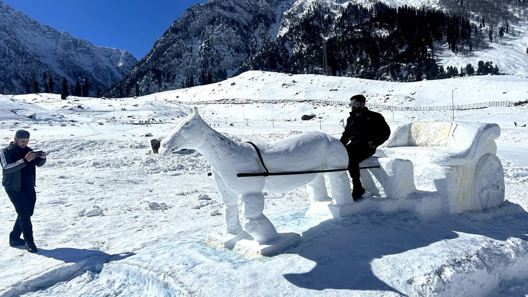 skiing ice skating in Sonmarg 54 thousand tourists arrived in January this year