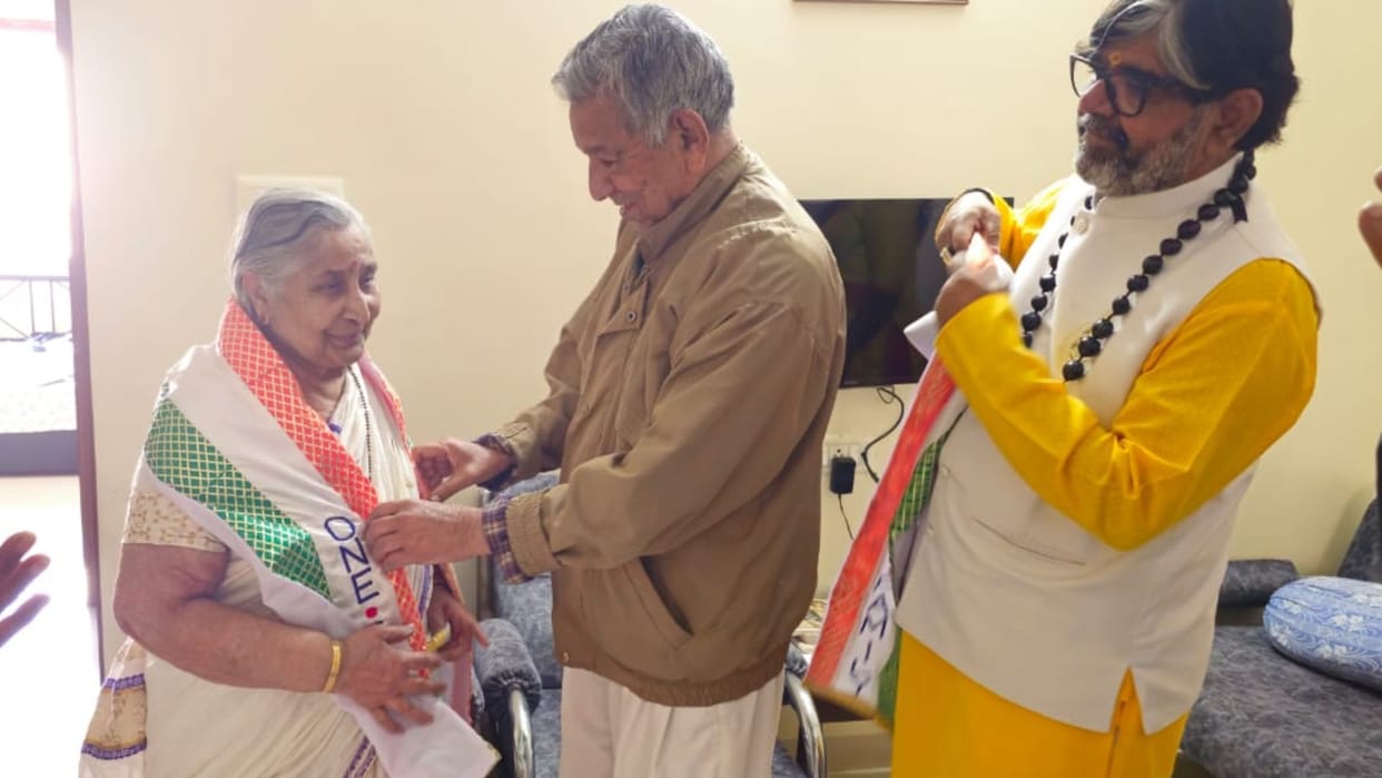 Indore: Krishna Mishra Guruji celebrated Valentine's Day as Couple's Day, gave this special message to youth