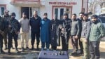 कुपवाड़ा में पकड़ा गया आतंकी मददगार और उससे बरामद हथियार के साथ सुरक्षा बल