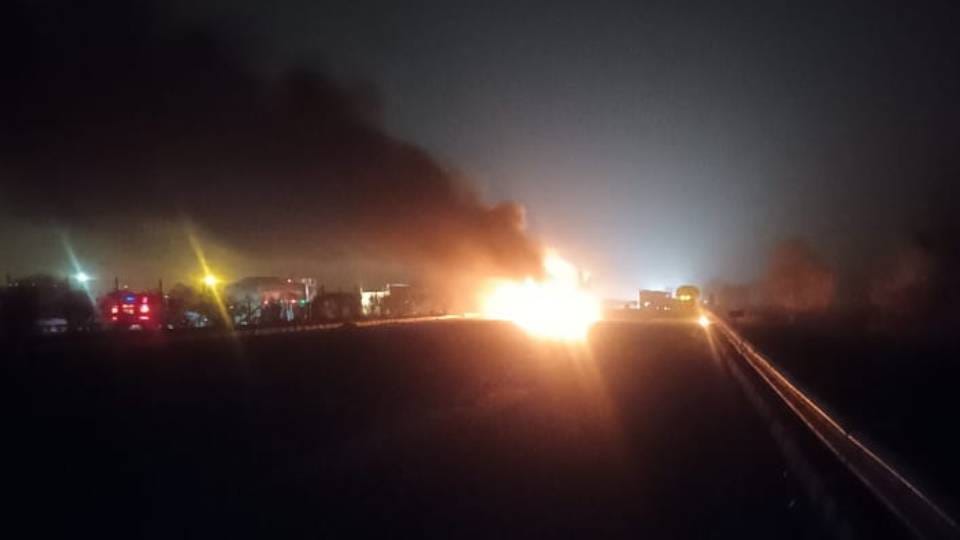 truck got burnt in no time on Agra-Lucknow Expressway