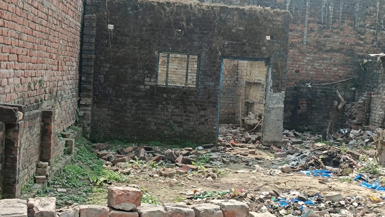 Two labourers died when a roof falls down in Banki kasba in Barabanki.