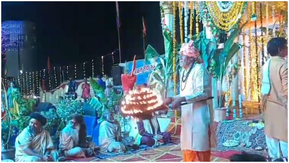 Basant Utsav concludes in Khargone Maha Aarti of Maa Narmada with 108 lamps