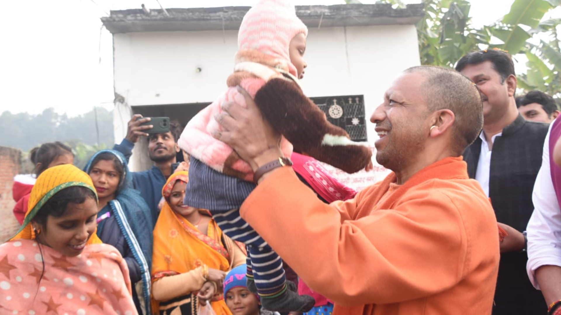 Women welcomed CM Yogi with flowers after finding them among them