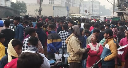 दरभंगा में परीक्षा केंद्र पर पहुंचे मैट्रिक परीक्षार्थी।