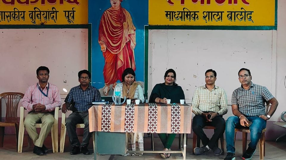 Women preparing mid day meals trained at Swami Vivekananda Auditorium in Balod