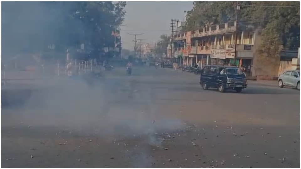 कांग्रेस कार्यकर्ताओं ने की आतिशबाजी।