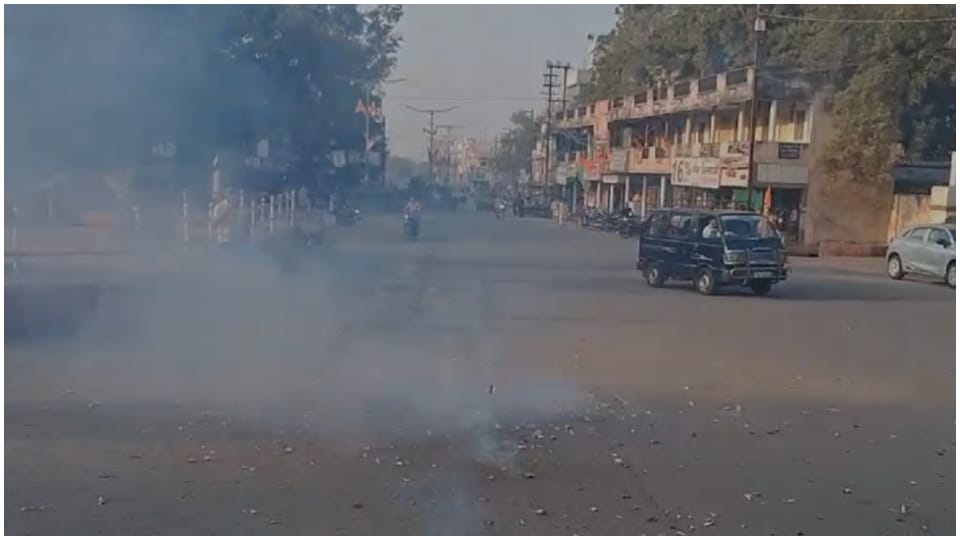 कांग्रेस कार्यकर्ताओं ने की आतिशबाजी।