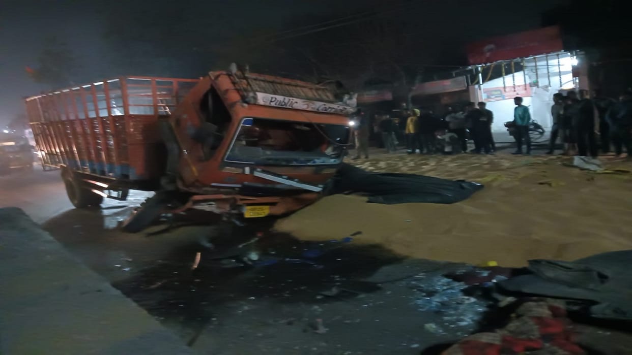 Husband and wife injured when DCM overturns near city station in Bareilly