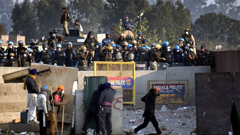 Farmer Protest Photo Clash again on Shambhu-Data Singh Wala border police fired tear gas shells rubber bullets