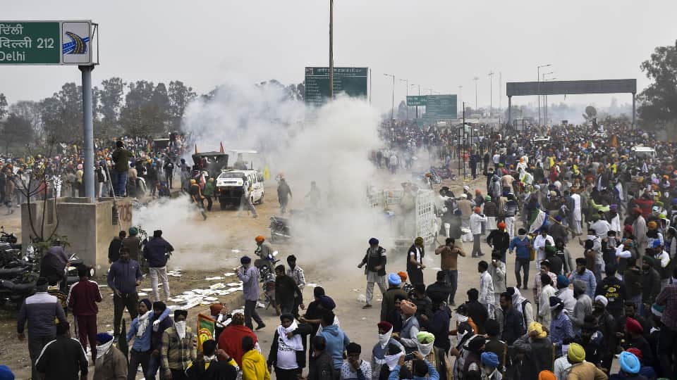 Farmer Protest Photo Clash again on Shambhu-Data Singh Wala border police fired tear gas shells rubber bullets