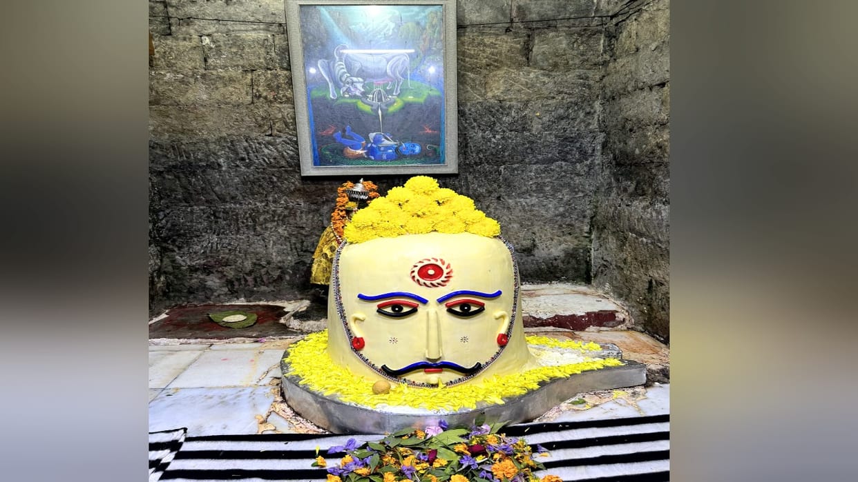 The form of Gadhdhanora Mahadev Keshakal Chhattisgarh engraved on butter on the seventh day in Bhootnath templ