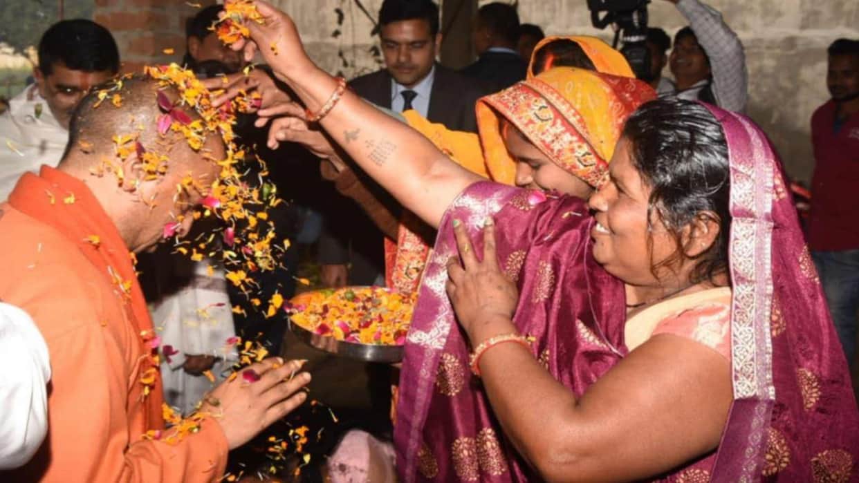 Women welcomed CM Yogi with flowers after finding them among them