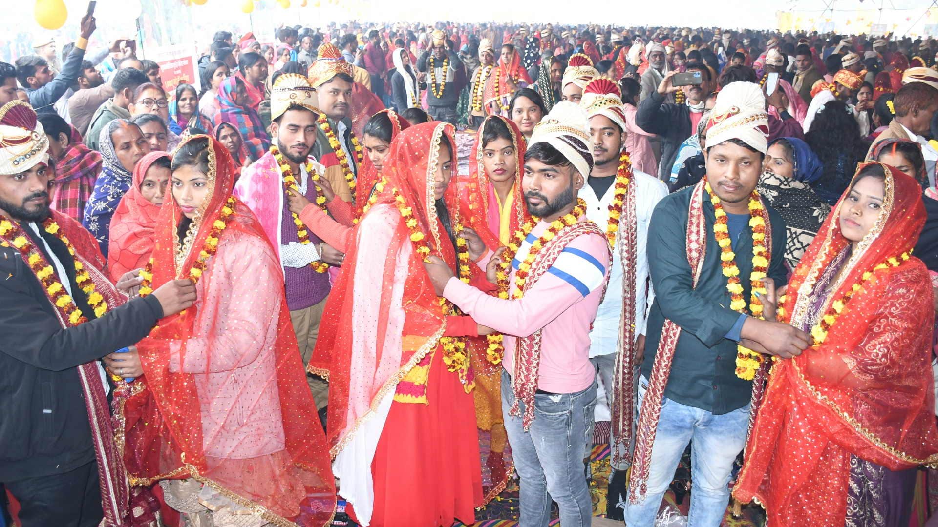 CM yogi reach in mass marriage at gorakhpur