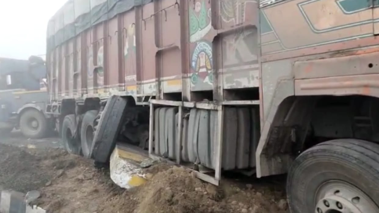 Due to dense fog, many vehicles collided, there was a jam on the highway for hours
