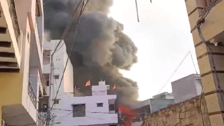 Delhi Fire News Massive Fire Breaks Out In Chemical Warehouse 22 Cars And Five Shops Damaged – Amar Ujala Hindi News Live