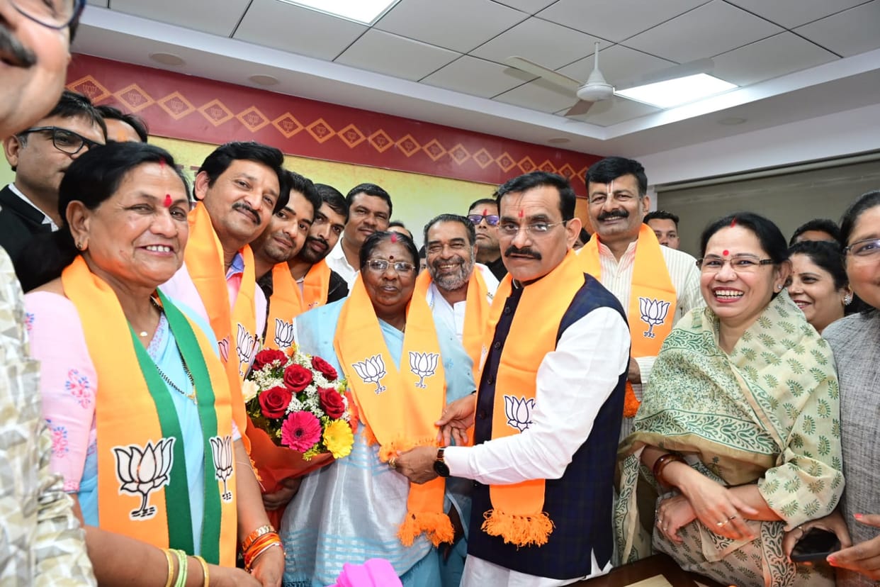 MP News: Shock to Congress again, many leaders including District Panchayat President join BJP, VD Sharma gets