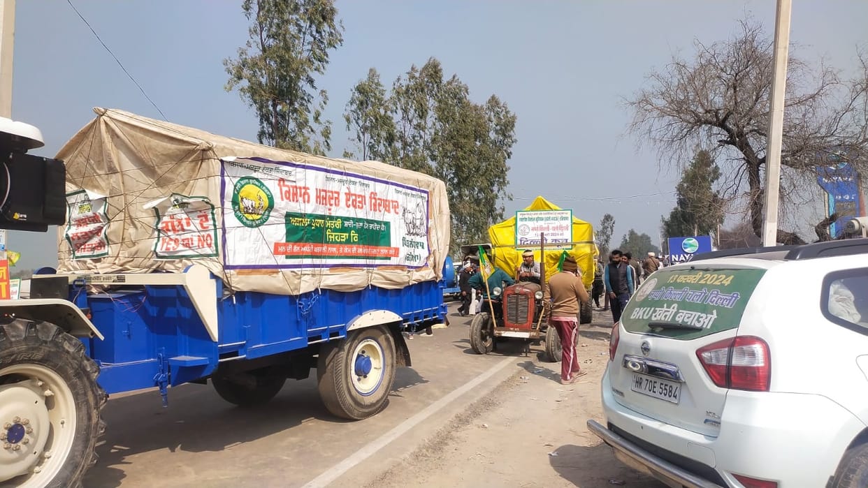 Kisan Andolan, Farmers sitting in concrete front on Rangoi drain in Fatehabad