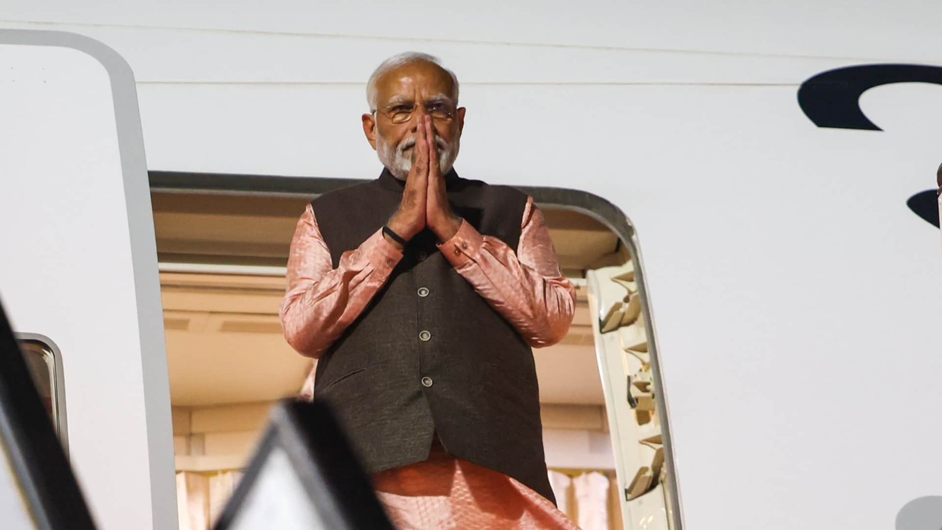 PM Modi UAE-Qatar tour in photos Indian community welcomed at the hotel in Doha see photos