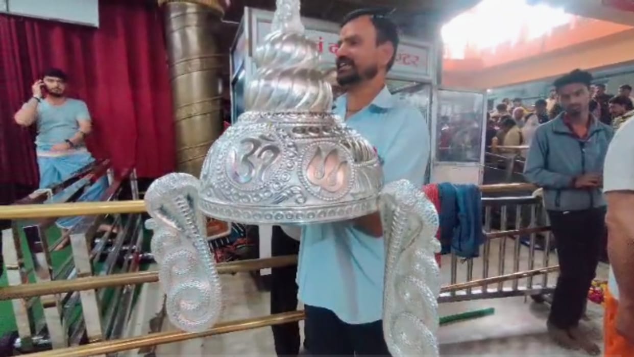 Ujjain Mahakal: Devotee from Bengaluru donated silver jewellery, silver crown-naagdhari earring is made of 3kg