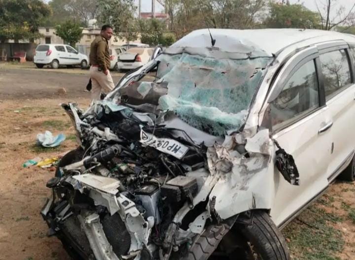 Neemuch News: Two more friends died in a car accident in Neemuch, three friends were killed on the spot.