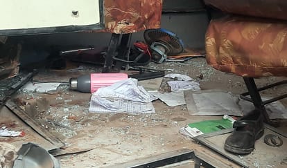 Collision between school bus and truck in Bijnor, parents were horrified to see children drenched in blood