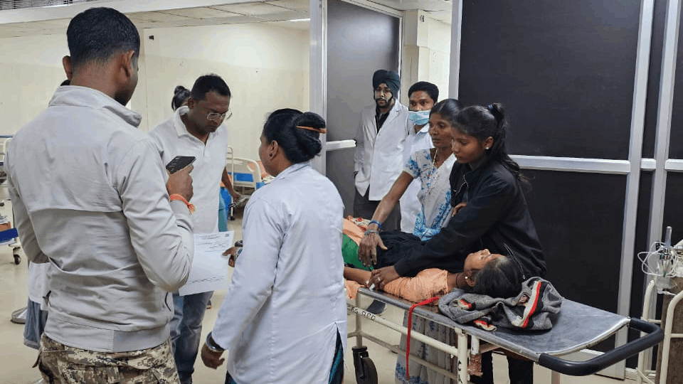 Jagdalpur Heavy collision between auto and bike nine people injured