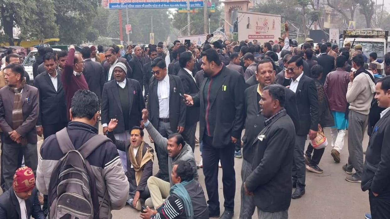 explosion in Chitrakoot Inter College, Advocates protest against DM-SP