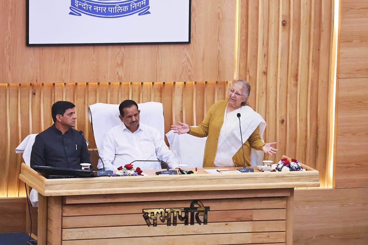 Indore: Uproar over naming the hall after Atalji instead of Mahajan, Tai said - I am still alive
