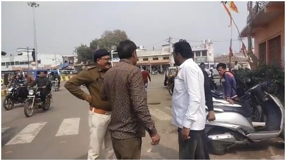 police stopped BJP councilor on numberless bike in Sagar created ruckus