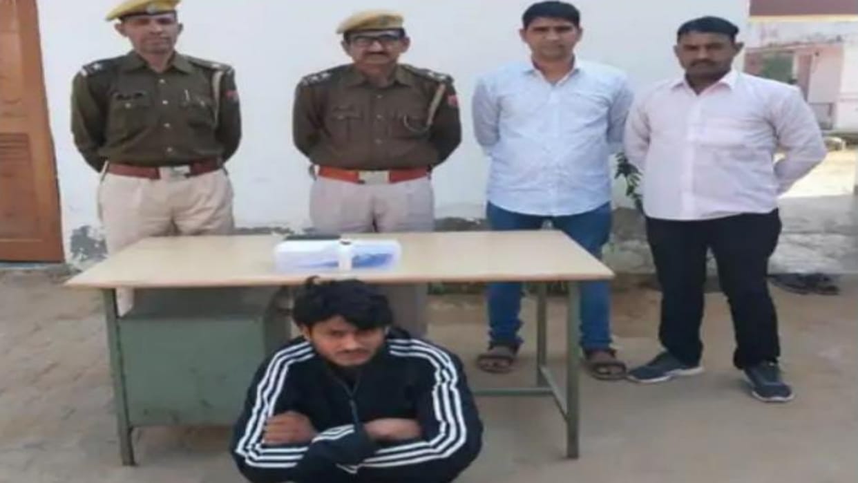 Jhunjhunu News Youth arrested with illegal revolver shared photo with weapon on social media