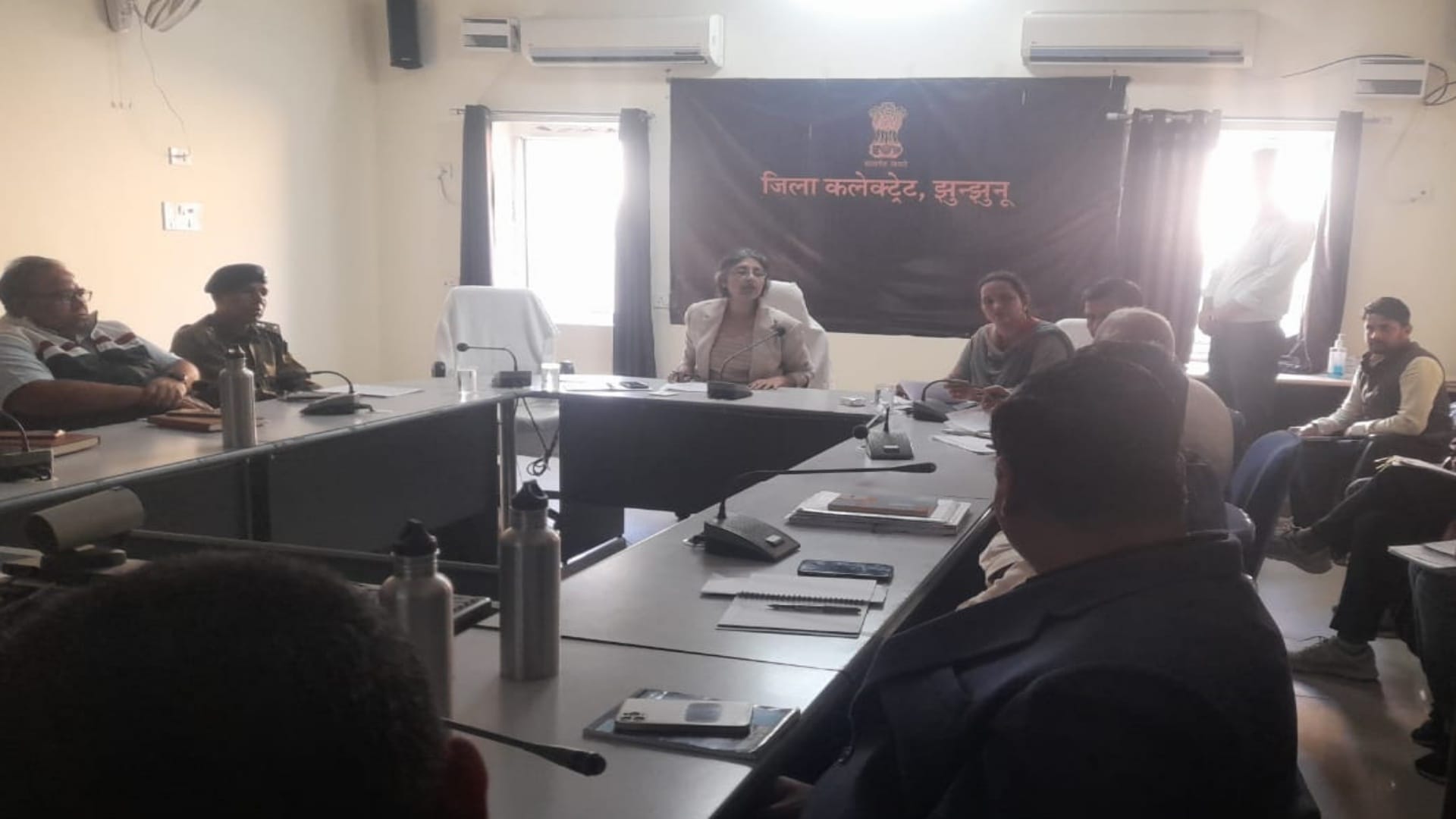 जनसुनवाई करते हुए कलेक्टर