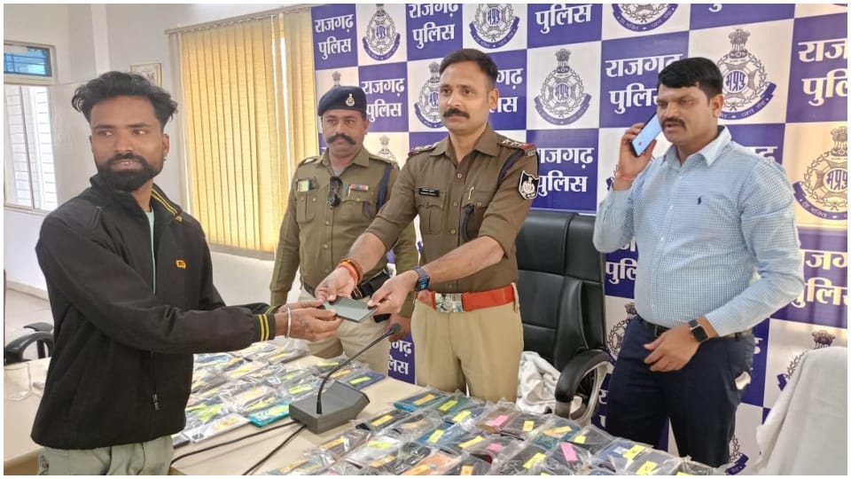 लोगों को लौटाए गए उनके मोबाइल फोन।