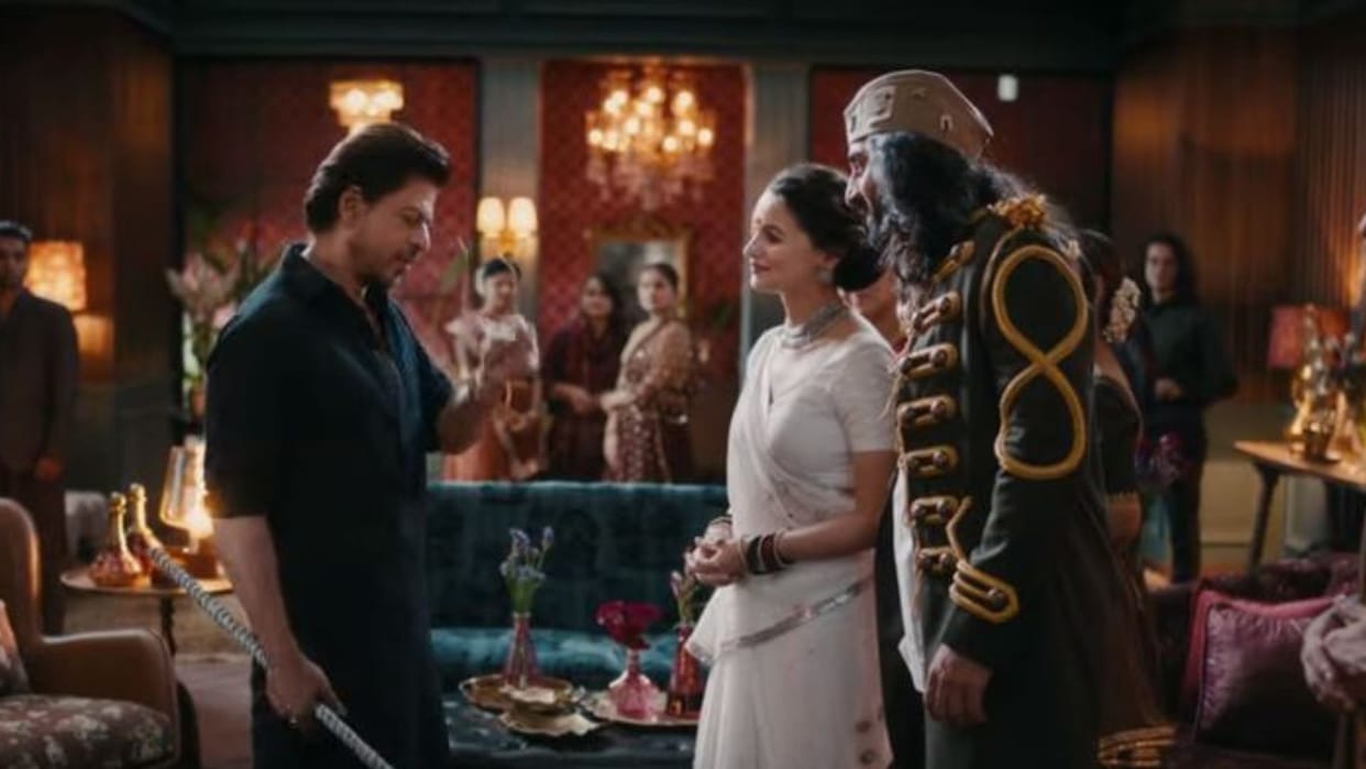 Raees Gangubai Kathiawadi Rockstar come together in Rungta Steel ad Shahrukh rock with Alia bhatt and Ranbir