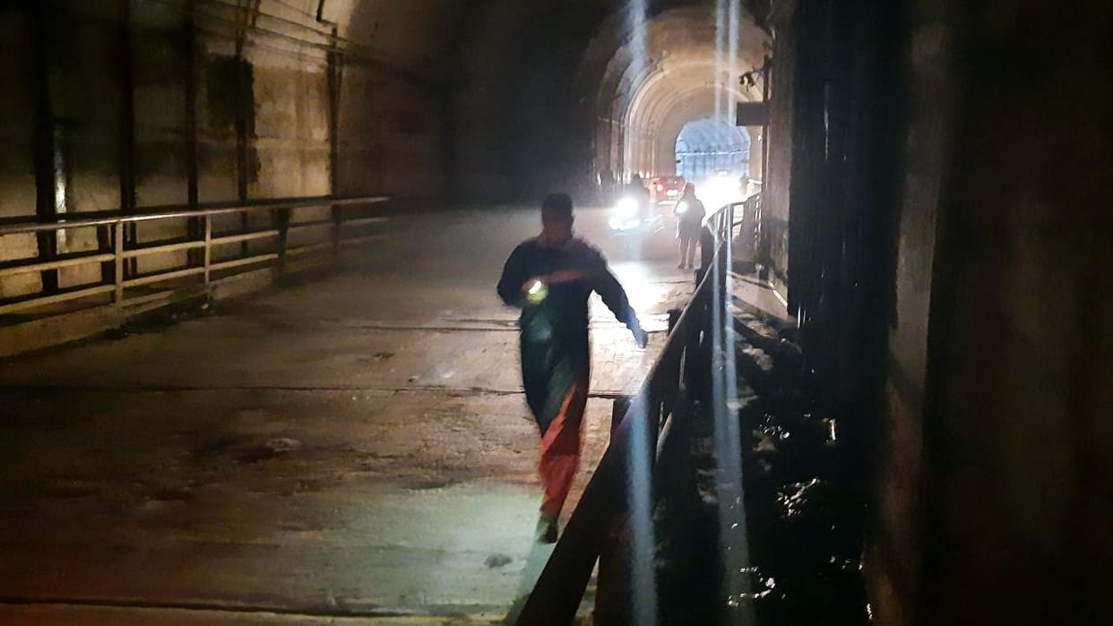 Uttarkashi tunnel People crossing Tambakhani tunnel with mobile light Uttarakhand news in hindi