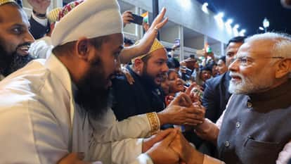 दोहा में भारतीय समुदाय से मिले प्रधानमंत्री नरेंद्र मोदी।