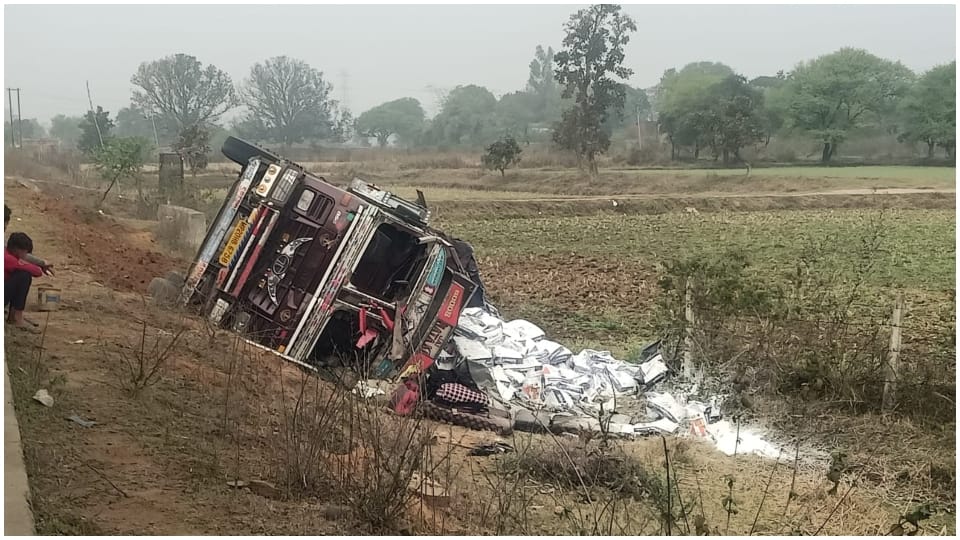 Truck overturns on National Highway 43 in Shahdol driver injured