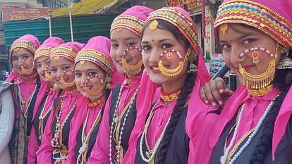 CM Dhami: चमोली में मुख्यमंत्री ने किया जोरदार रोड शो, नंदा-गौरा महोत्सव में पहुंचे...तस्वीरों में देखिए Nanda-Gaura Mahotsav in Chamoli Cm Dhami Road show grand welcome Uttarakhand Watch Photos