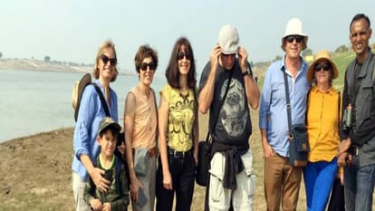 tourists from England reached heritage village of agra Holipura and city of Shiva Bateshwar On Valentine Day