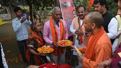 Women welcomed CM Yogi with flowers after finding them among them