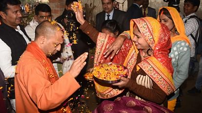 Women welcomed CM Yogi with flowers after finding them among them