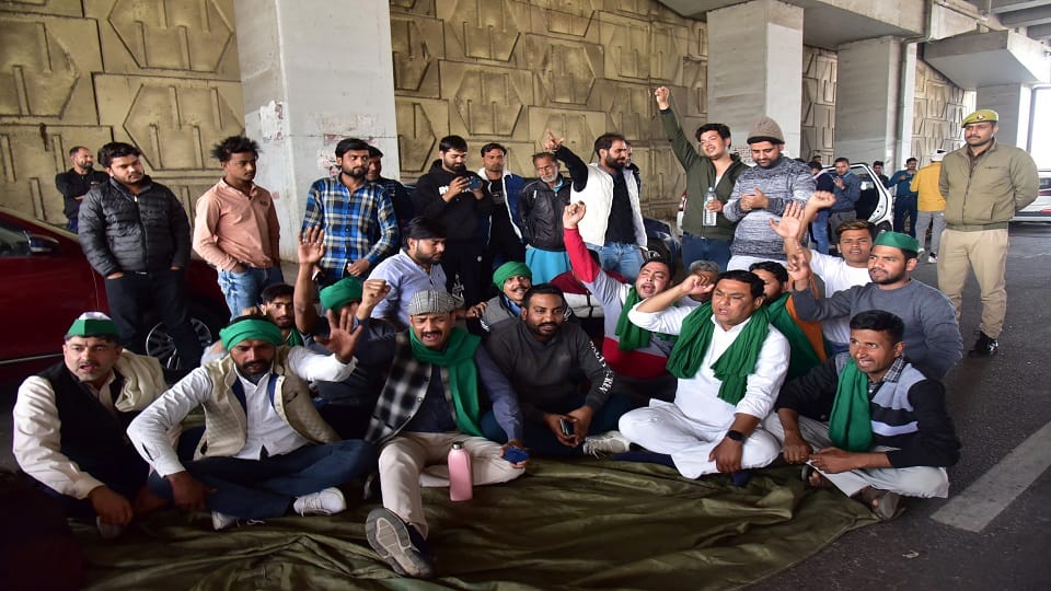 Farmers knock on Delhi borders, more than 50 protesters detained at Ghazipur border