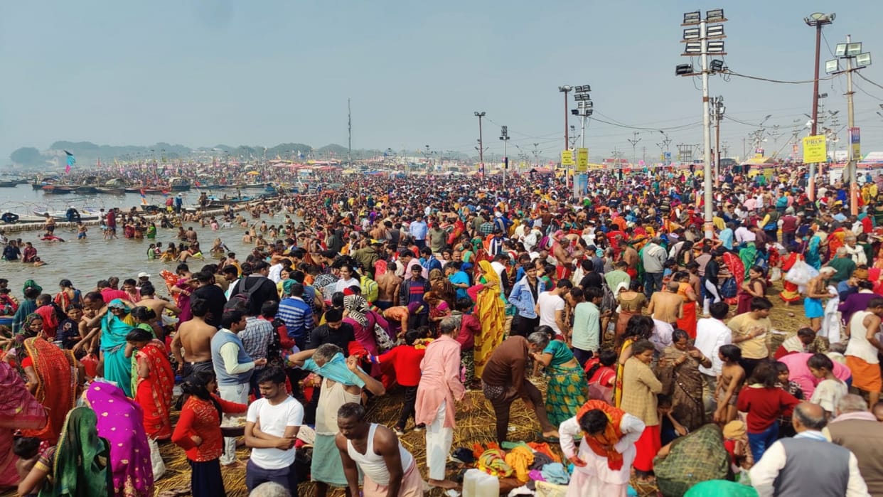 Devotees took a dip in Sangam on Achala Saptami, offered offerings to Lord Sun