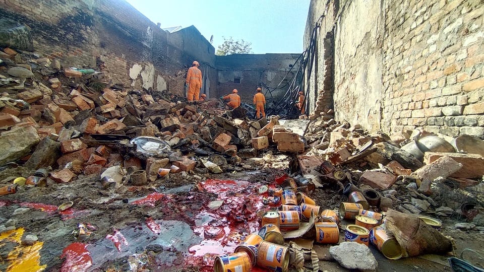 Delhi Alipur Fire 12 thousand liters of chemical ordered from make paint in factory