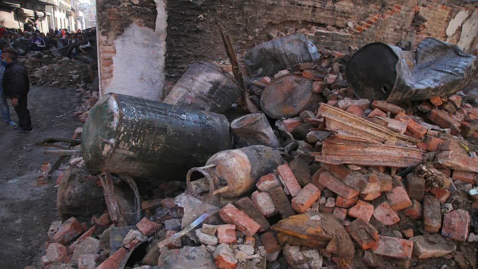 Delhi Alipur Fire 12 thousand liters of chemical ordered from make paint in factory