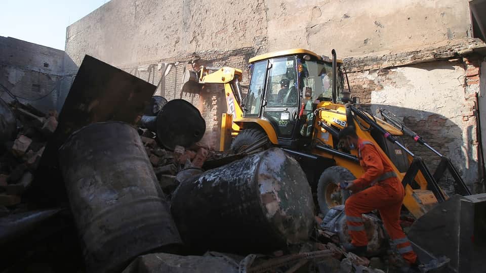 Delhi Alipur Fire 12 thousand liters of chemical ordered from make paint in factory