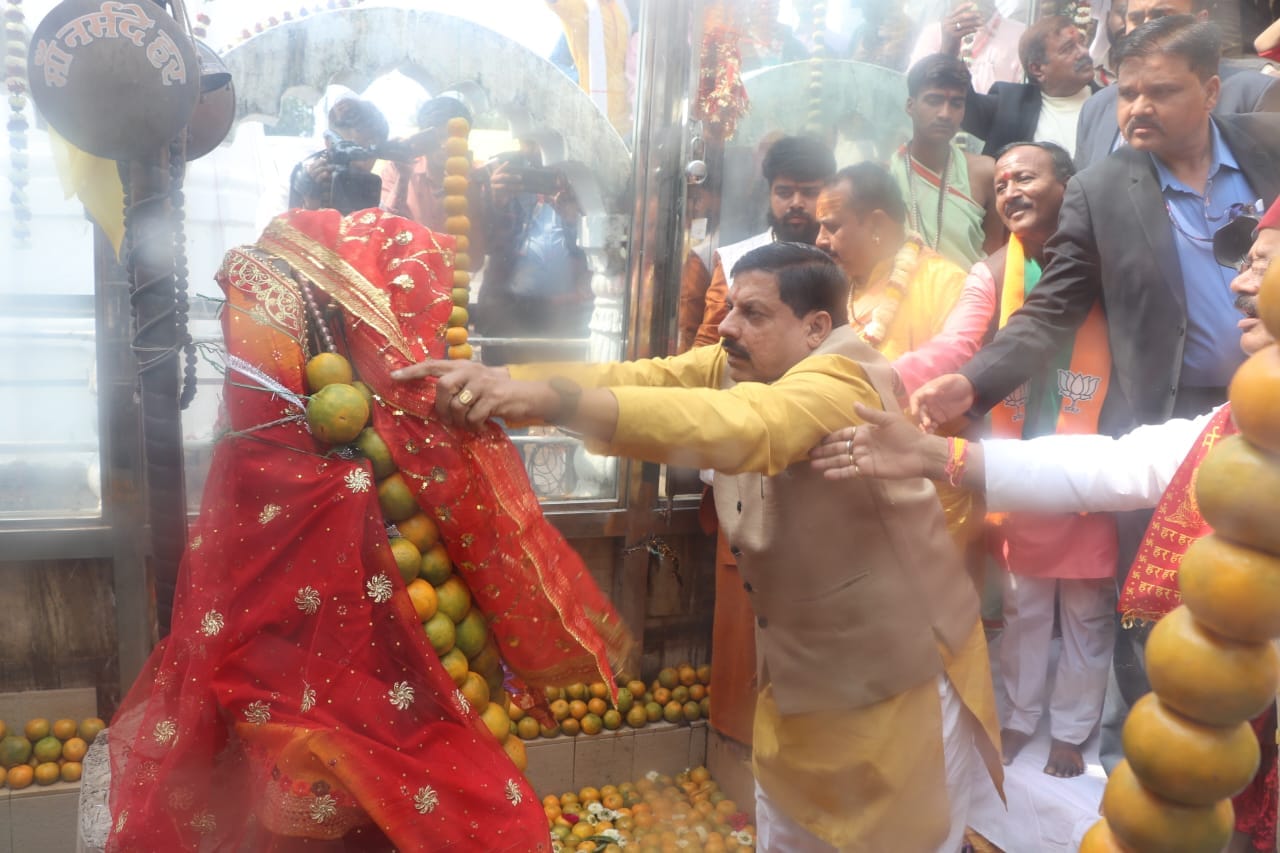 अमरकंटक में सीएम ने मां नर्मदा का पूजन किया।